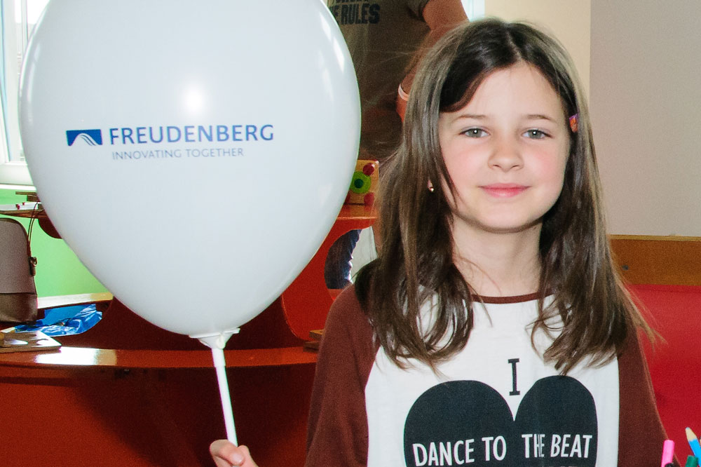 Girl with Freudenberg balloon in her hands