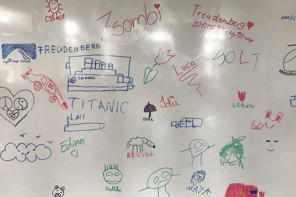 Whiteboard with sketches and greetings from the children who visited Freudenberg