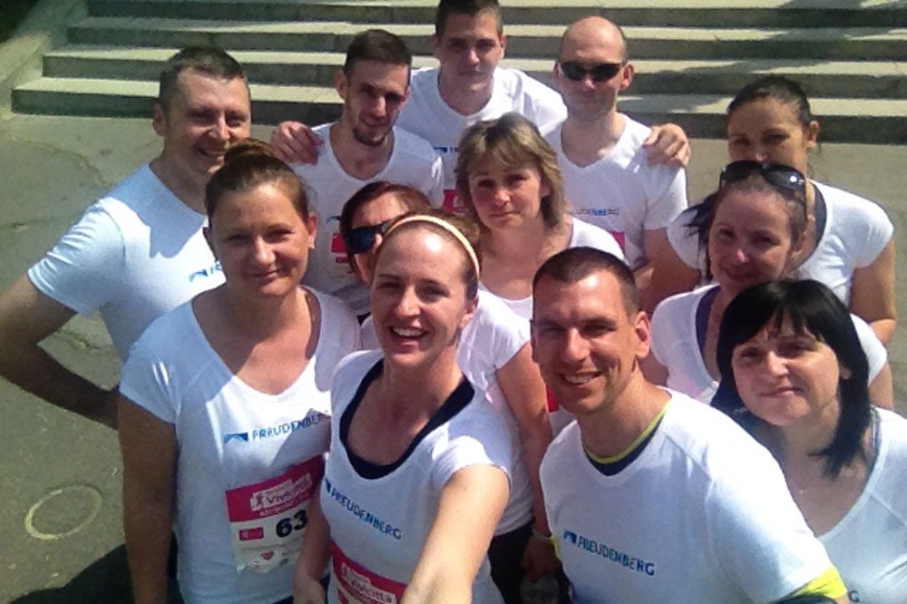 Group photo of Freudenberg Kecskemét employees